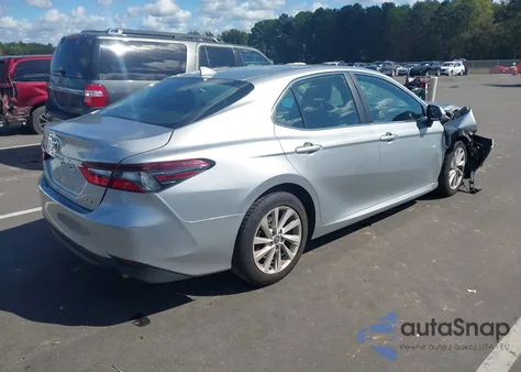 2021 Toyota Camry Le z USA, uszkodzony, nr VIN 4T1C11AKXMU403803